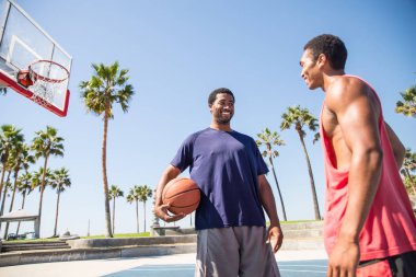 basketbol oynarken arkadaşlar 
