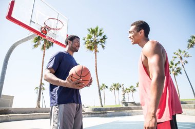 basketbol oynarken arkadaşlar 
