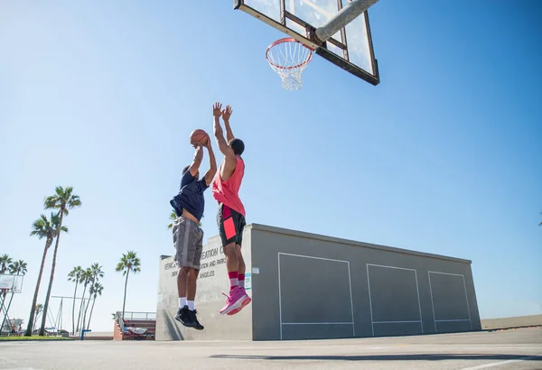 Amigos jogando basquete — Fotografia de Stock