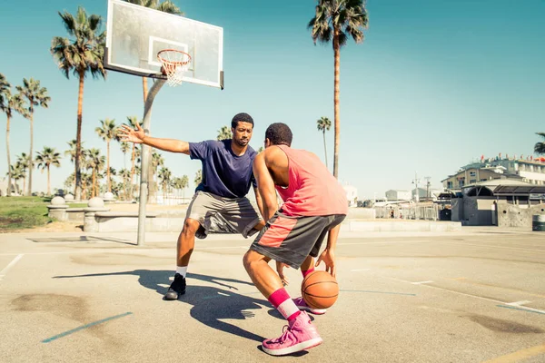 Amigos jogando basquete — Fotografia de Stock