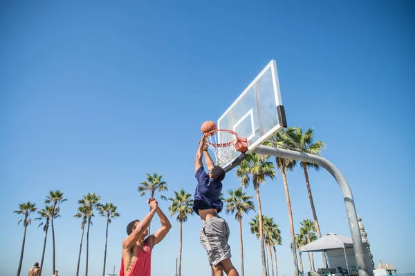 Vrienden spelen basketbal — Stockfoto