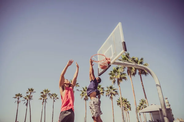 Friends playing basketball — Stock Photo, Image