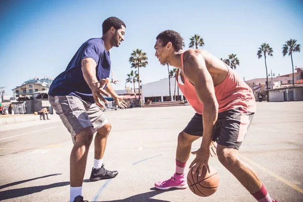 Amigos jugando baloncesto — Foto de Stock