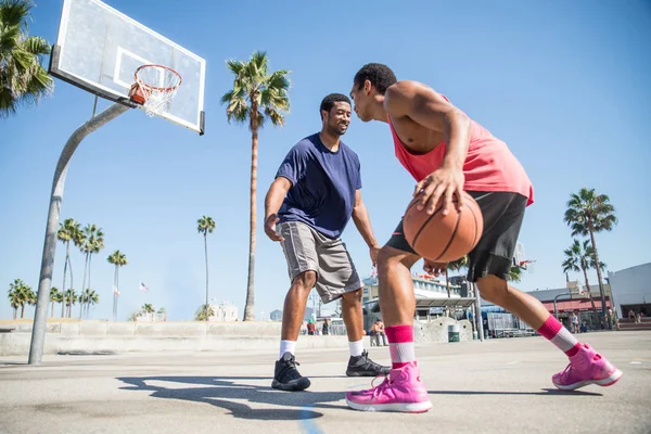 Vrienden spelen basketbal — Stockfoto