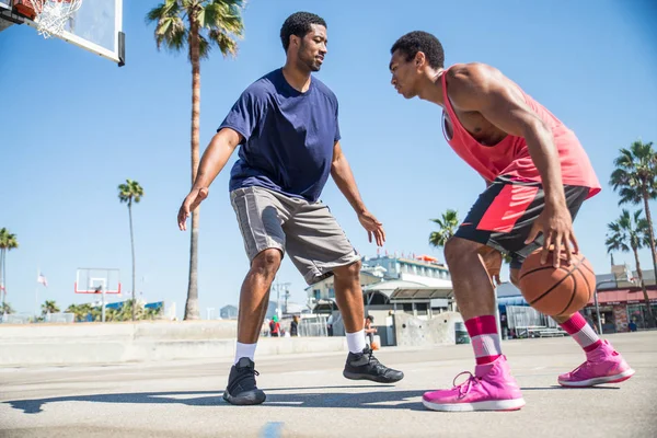 Amigos jugando baloncesto — Foto de Stock