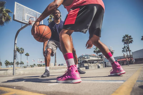 Basketbol oynarken arkadaşlar — Stok fotoğraf