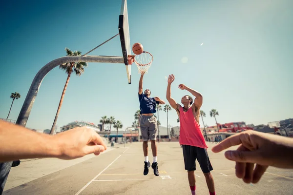 Amigos jugando baloncesto — Foto de Stock