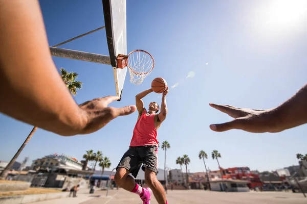 Друзья играют в баскетбол — стоковое фото