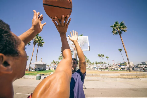 Přáteli, kteří hrají basketbal — Stock fotografie