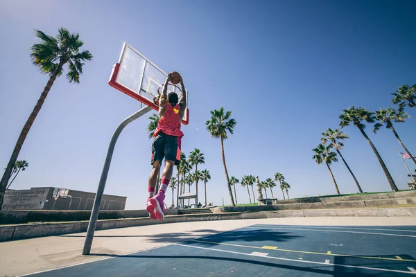 Jugador de baloncesto haciendo dunk — Foto de Stock