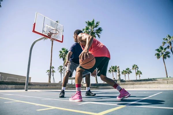 Vrienden spelen basketbal — Stockfoto