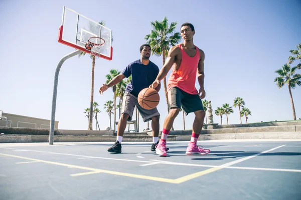 Amigos jogando basquete — Fotografia de Stock