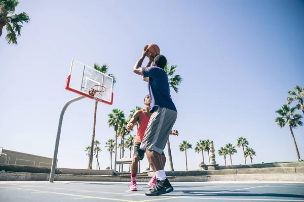 Basketbol oynarken arkadaşlar — Stok fotoğraf