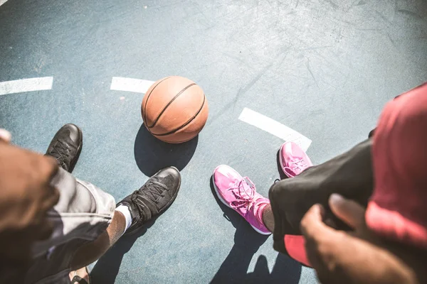 Amigos jogando basquete — Fotografia de Stock