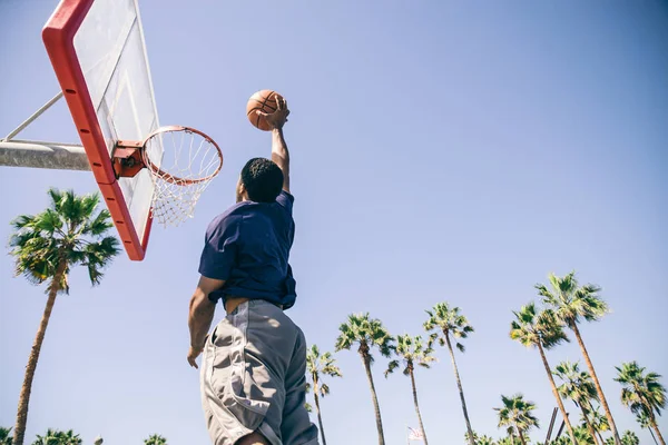 Jugador de baloncesto haciendo dunk — Foto de Stock