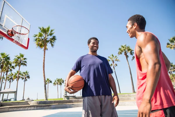 Amigos jugando baloncesto — Foto de Stock