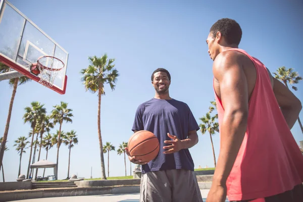 Amigos jugando baloncesto — Foto de Stock