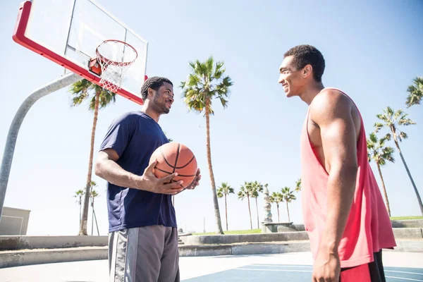 Amigos jugando baloncesto — Foto de Stock