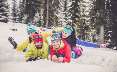 Kar üzerinde eğleniyor kayakçı