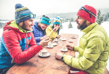 Restoranda kahve içen snowboardcular