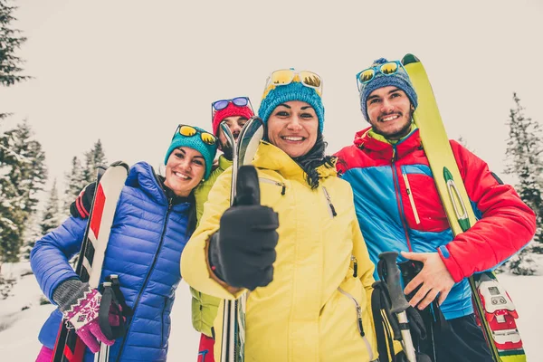 Les skieurs s'amusent sur la neige — Photo