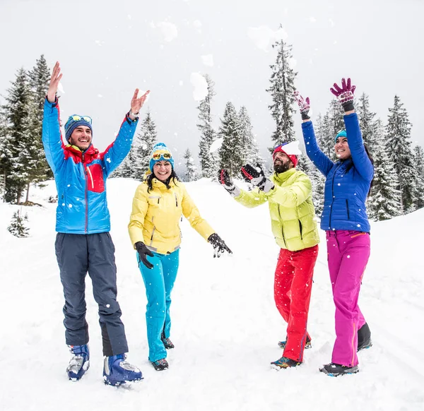 Esquiadores se divertindo na neve — Fotografia de Stock