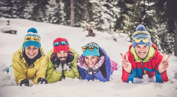 Лыжники веселятся на снегу — стоковое фото