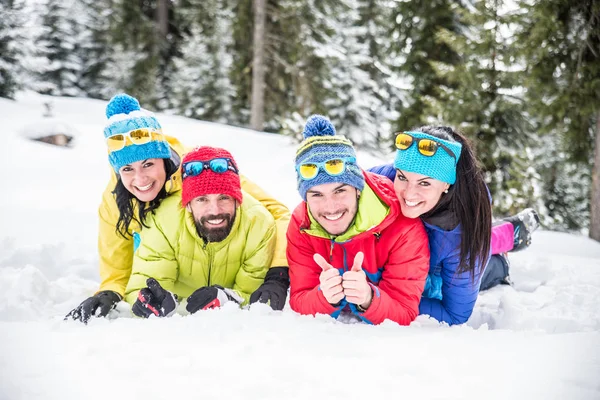 Skidåkare har kul på snö — Stockfoto