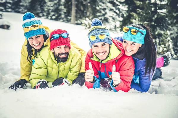 Esquiadores se divertindo na neve — Fotografia de Stock