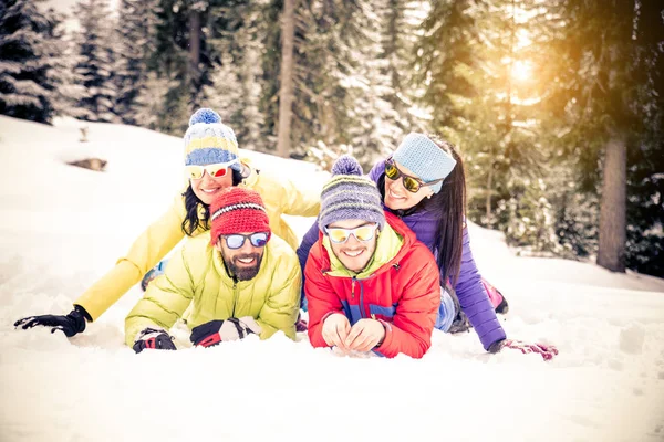 Skiërs plezier op sneeuw — Stockfoto