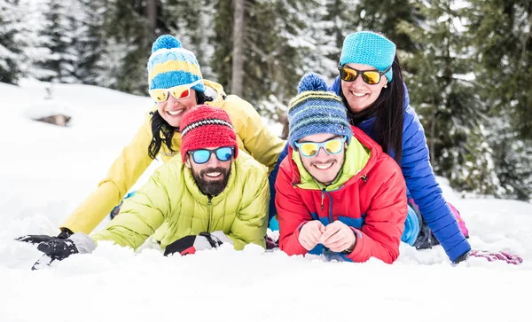 Les skieurs s'amusent sur la neige — Photo