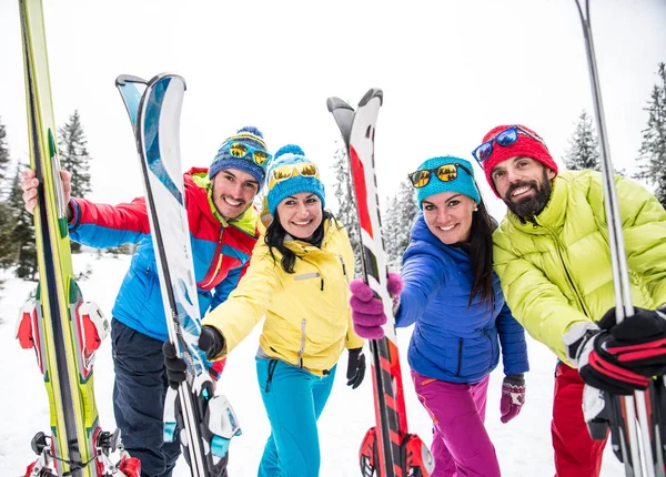 Лыжники веселятся на снегу — стоковое фото