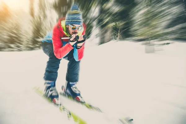 Sciatore a cavallo sulla neve — Foto Stock