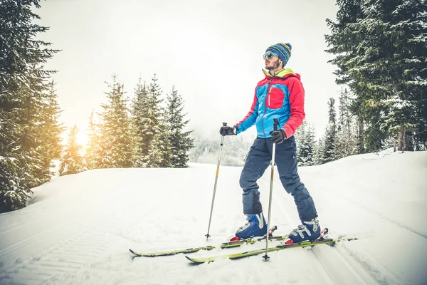 Esquiador esquiando en la nieve — Foto de Stock