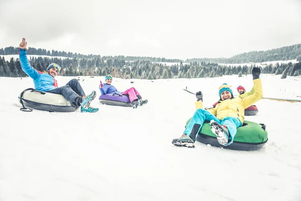 Esquiadores en vacaciones de invierno —  Fotos de Stock