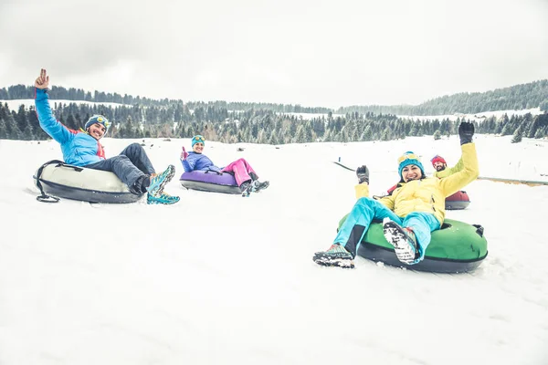 Sciatori in vacanza invernale — Foto Stock