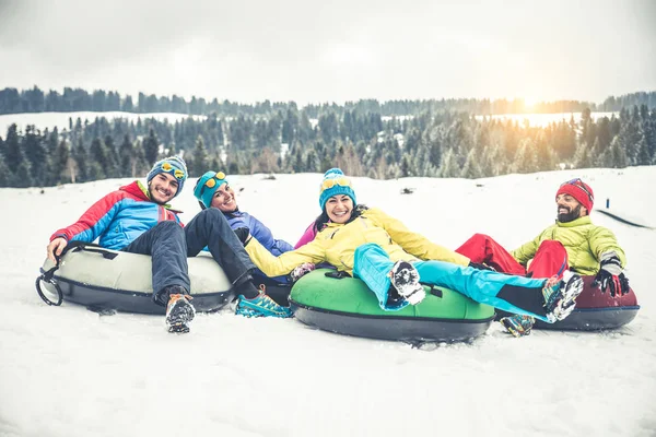 Лыжники на зимних каникулах — стоковое фото