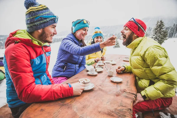 Snowboarders drinking coffee in restaurant — Stock Photo, Image