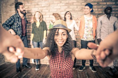 Oturma odasında Happy arkadaşlar