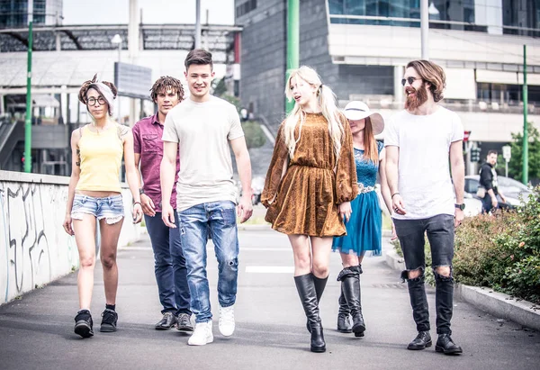Skupina teenagerů chůzi — Stock fotografie