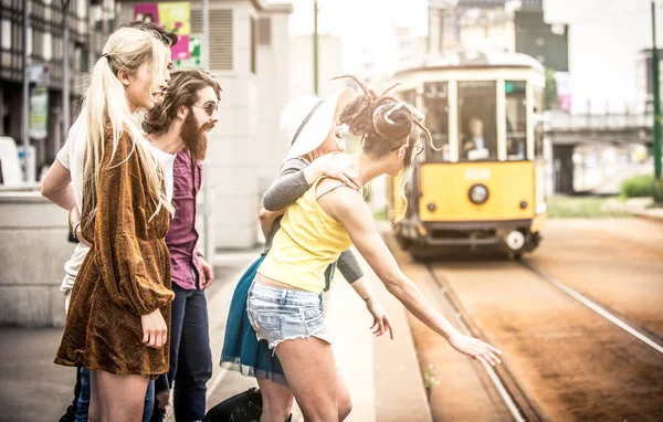 Tieners wachten tram — Stockfoto