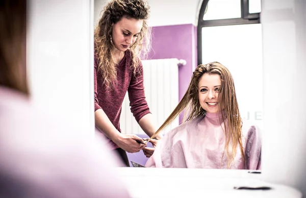 Frau wäscht Haare mit Shampoo — Stockfoto