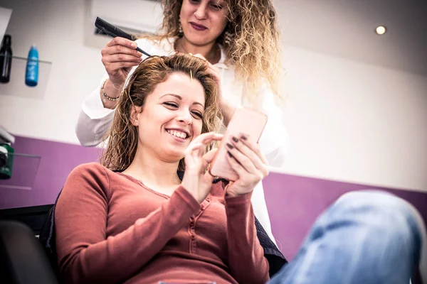 Femme lavage des cheveux avec shampooing — Photo