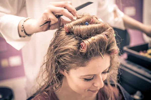 Frau wäscht Haare mit Shampoo — Stockfoto