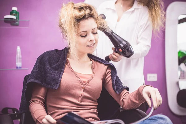 Mujer hacer nuevo corte de pelo —  Fotos de Stock