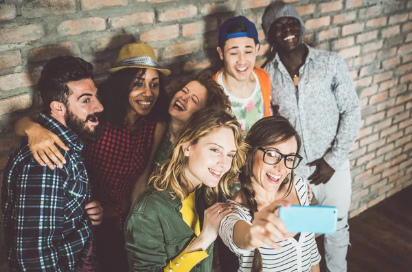 Amici felici in salotto — Foto Stock