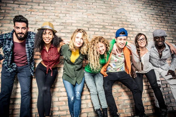 Amigos felizes na sala de estar — Fotografia de Stock