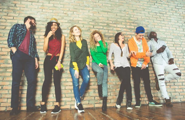 Oturma odasında Happy arkadaşlar