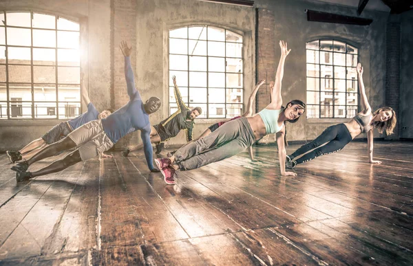 Entrenamiento en clases de gimnasia — Foto de Stock