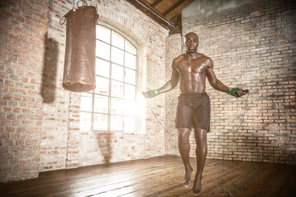 Gespierde vechter training in de sportschool — Stockfoto
